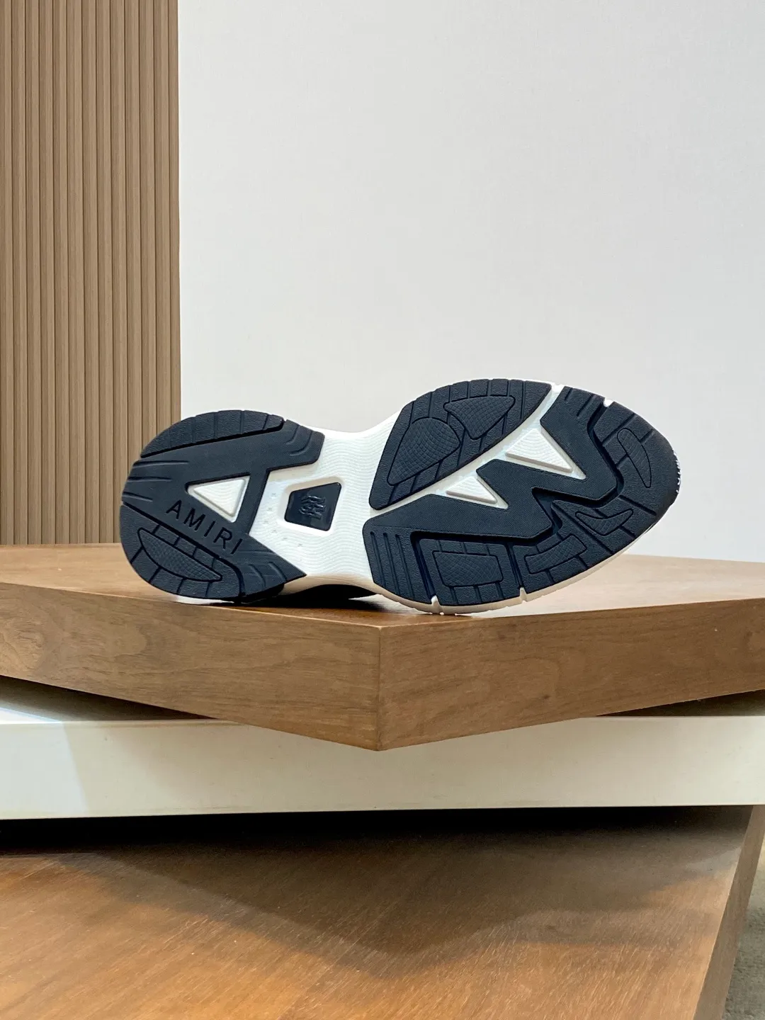 Men's shoes 💰740 AMIRI's new men's casual sports shoes, made of first-layer cowhide leather uppers and spliced ​​with original breathable mesh, rich in three-dimensionality, contrasting color design, simple style, fashionable and sporty, breathable mesh lining, original ultra-light outsole, a must-have item for daily leisure! Size: 38-45 (38, 45 customized)
